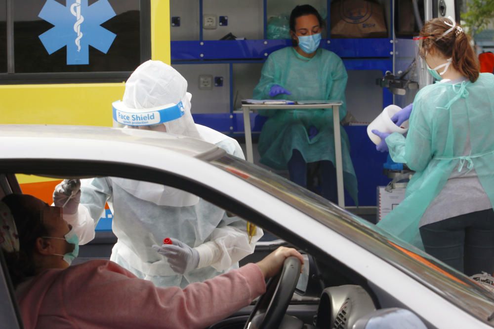 Test PCR para la detección del virus Covid-19, en el parking del centro de salud de La Roca.