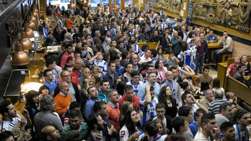 La cervecería de Estrella Galicia en Cuatro Caminos, abarrotada durante un partido del Dépor. / J.Varela