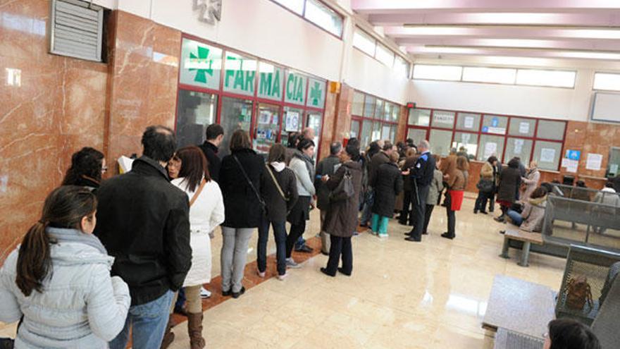 Vecinos esperan junto a las oficinas municipales en la estación de autobuses, en una imagen de 2012.