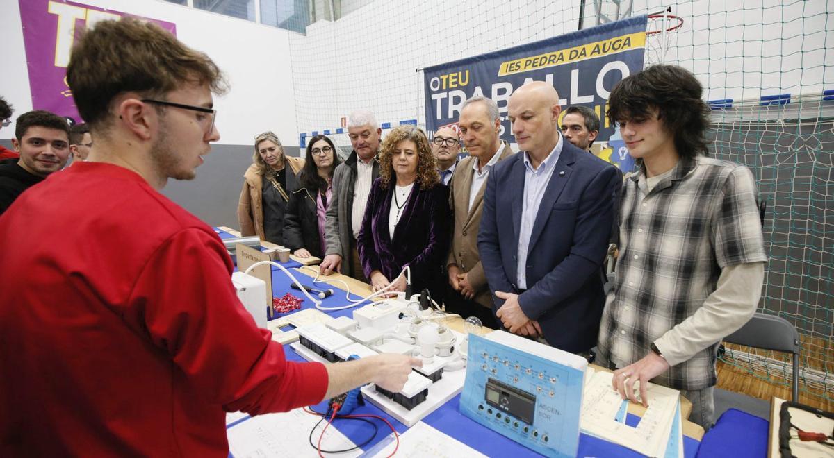 El IES Pedra da Auga muestra sus ciclos formativos a las autoridades que inauguraron Formatea ayer. | ANXO GUTIÉRREZ