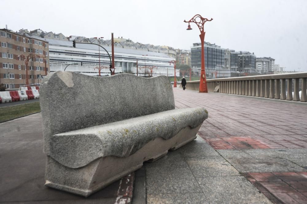 Daños en A Coruña por las olas en alerta roja