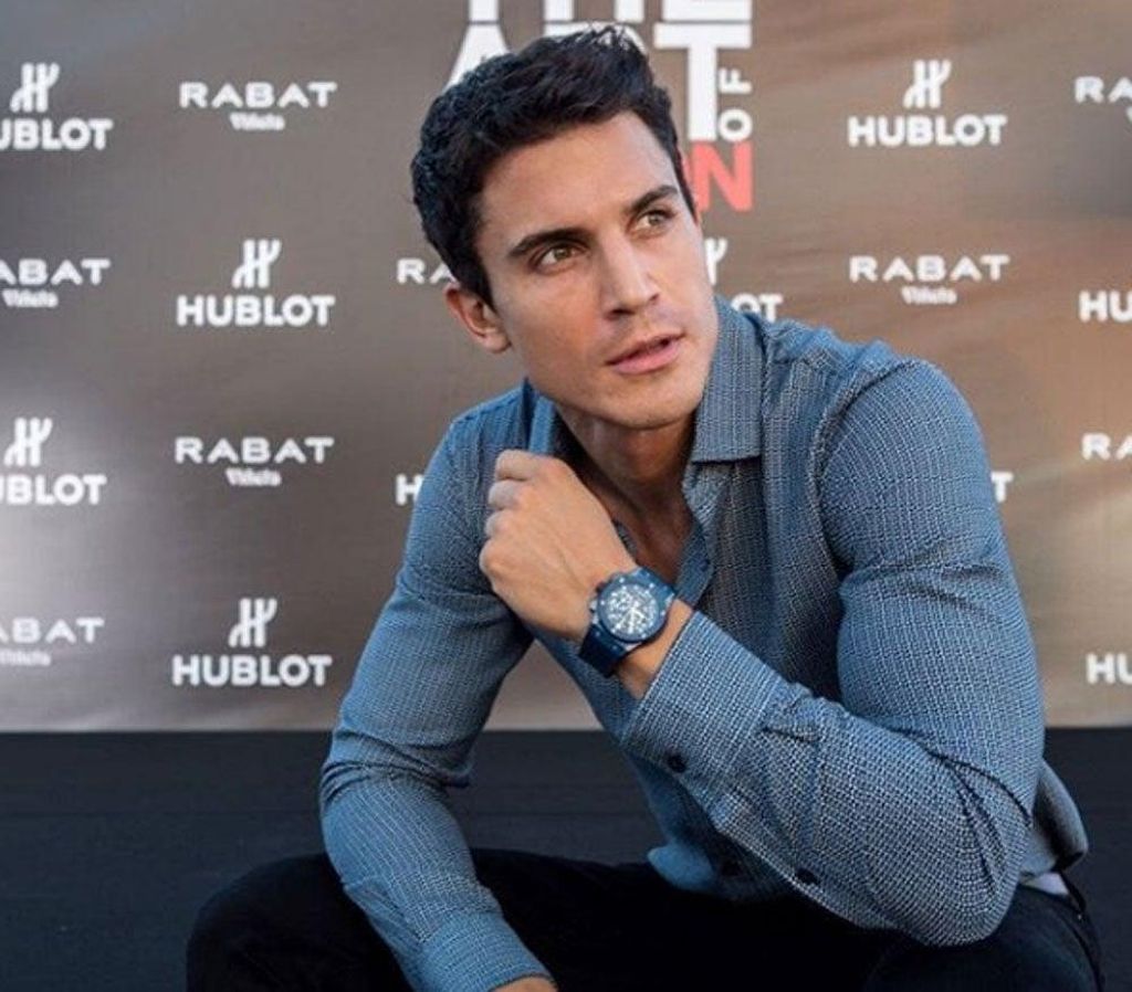 El actor Álex González, donde va triunfa