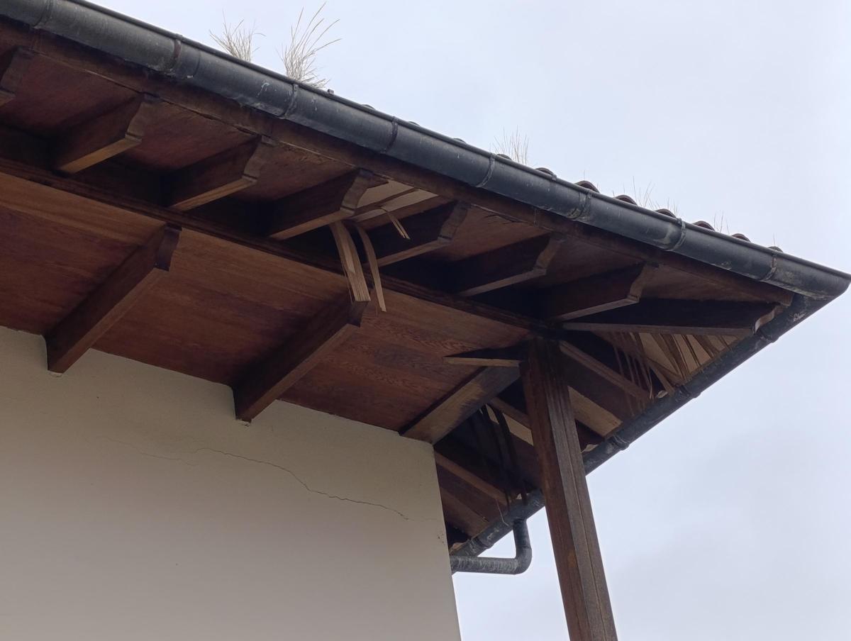 Detalle de la carpintería de la cubierta del palacio, en malas condiciones.