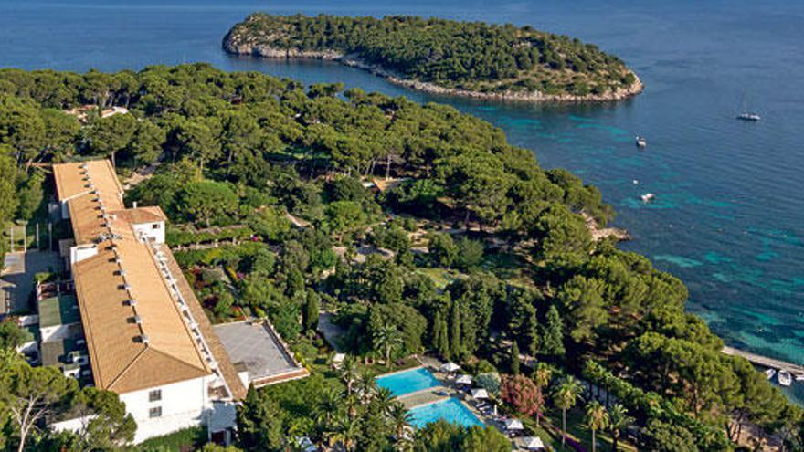 Vista superior del hotel Formentor y parte de su entorno natural.