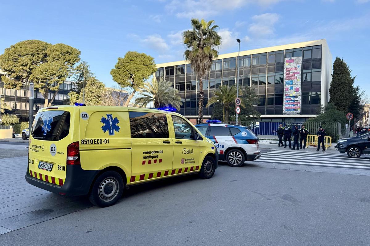 Una unidad del SEM y una de Mossos ante la puerta del instituto este viernes