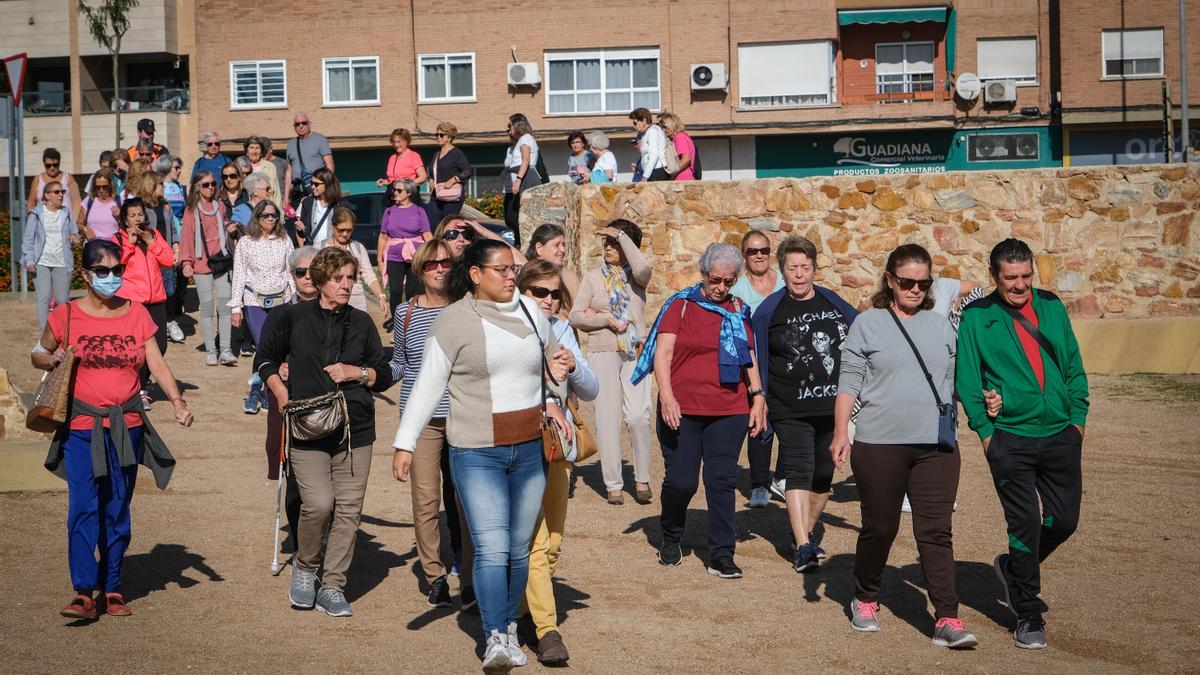 La caminata comenzó en la cabecera del puente Viejo.