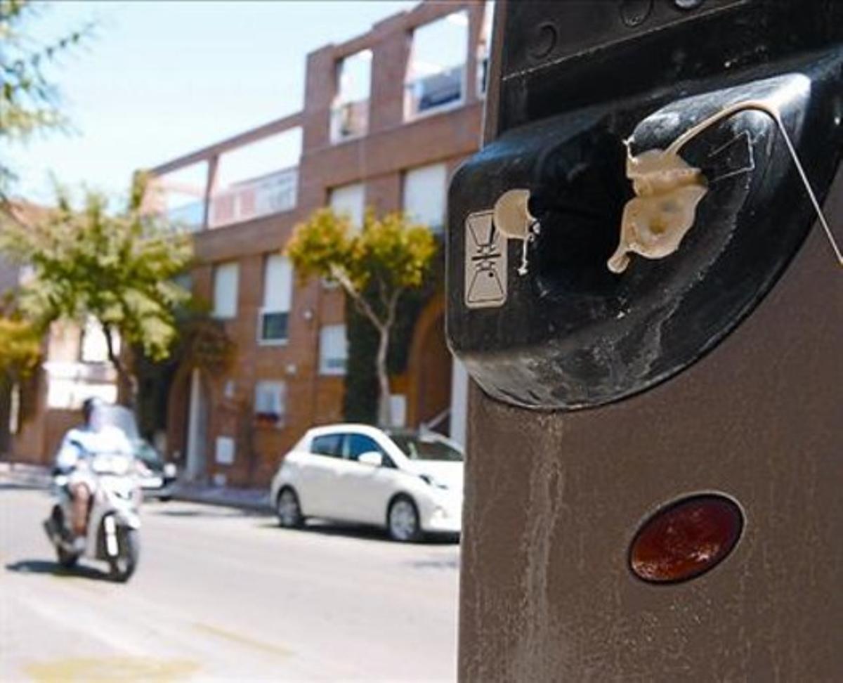 Un parquímetre sabotejat en un carrer sense cotxes de Tarragona, ahir.