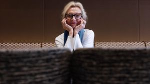 La escritora Elizabeth Strout, autora de Cuéntamelo todo.