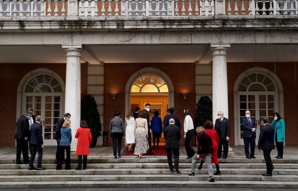 Sánchez preside la foto de familia y la primera reunión de su nuevo Gobierno