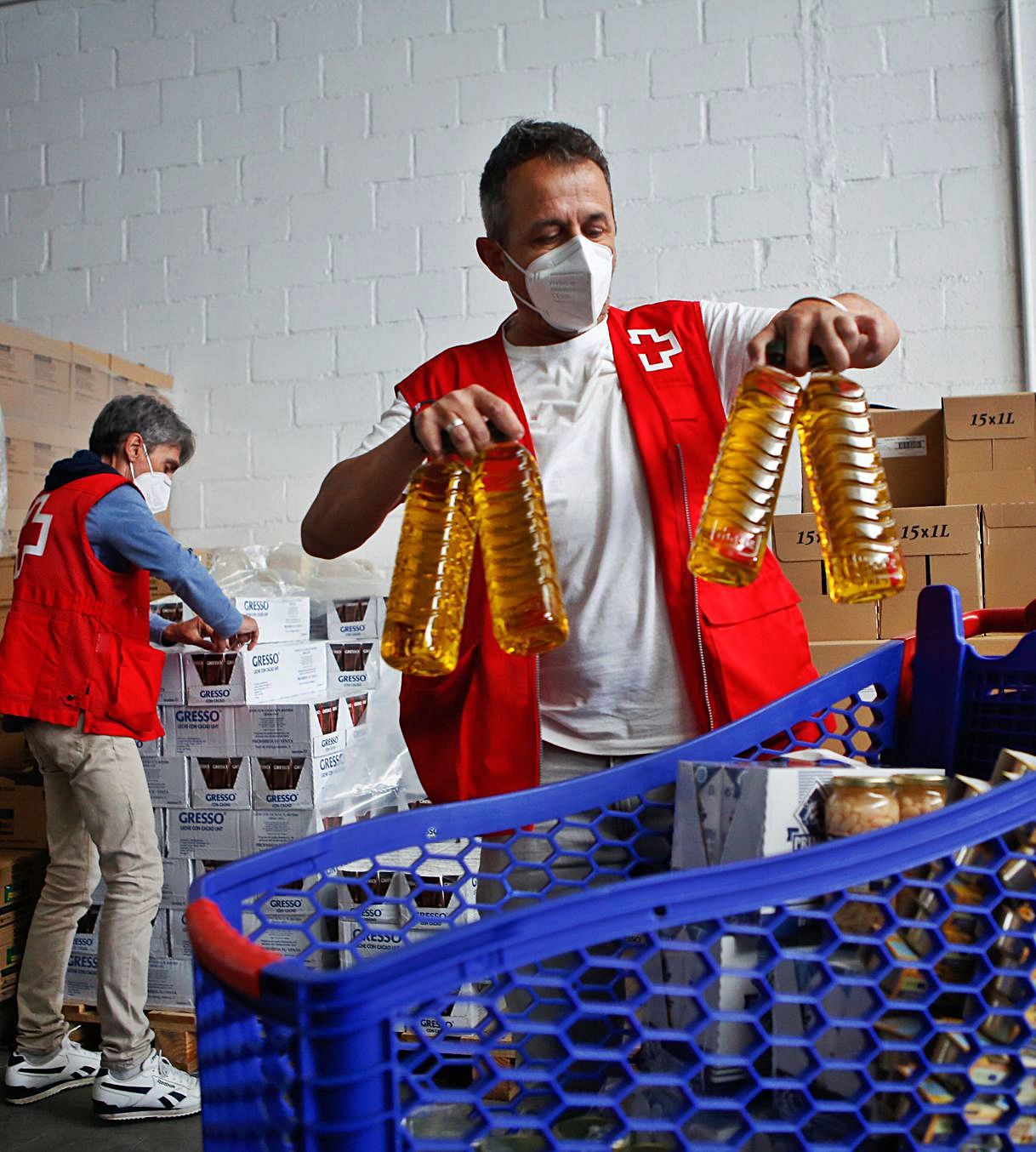 Almacenaje de los alimentos en la nave de Cruz Roja.