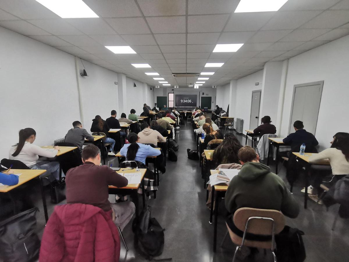 Foto de alumnos examinándose en la UNED de Vila-real.