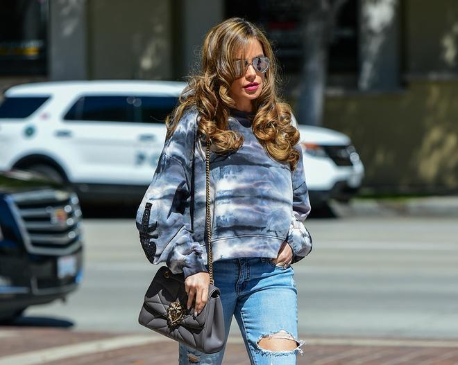 Sofía Vergara, con vaqueros rotos y sudadera tie-dye por Los Ángeles