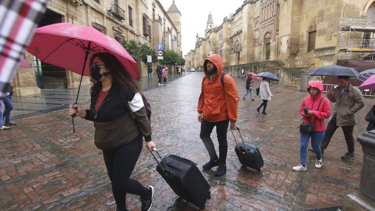 Los turistas sortean el agua junto a la Mezquita-Catedral.