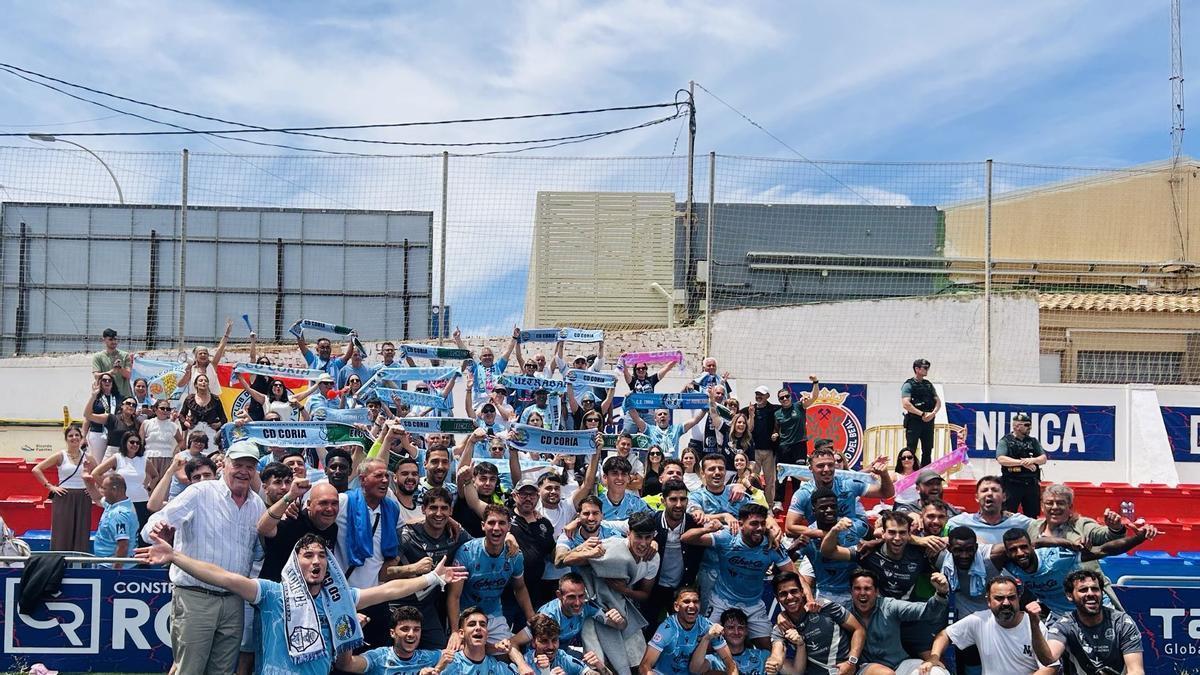 Jugadores y aficionados del Coria celebran el pase de ronda ante la Deportiva Minera.