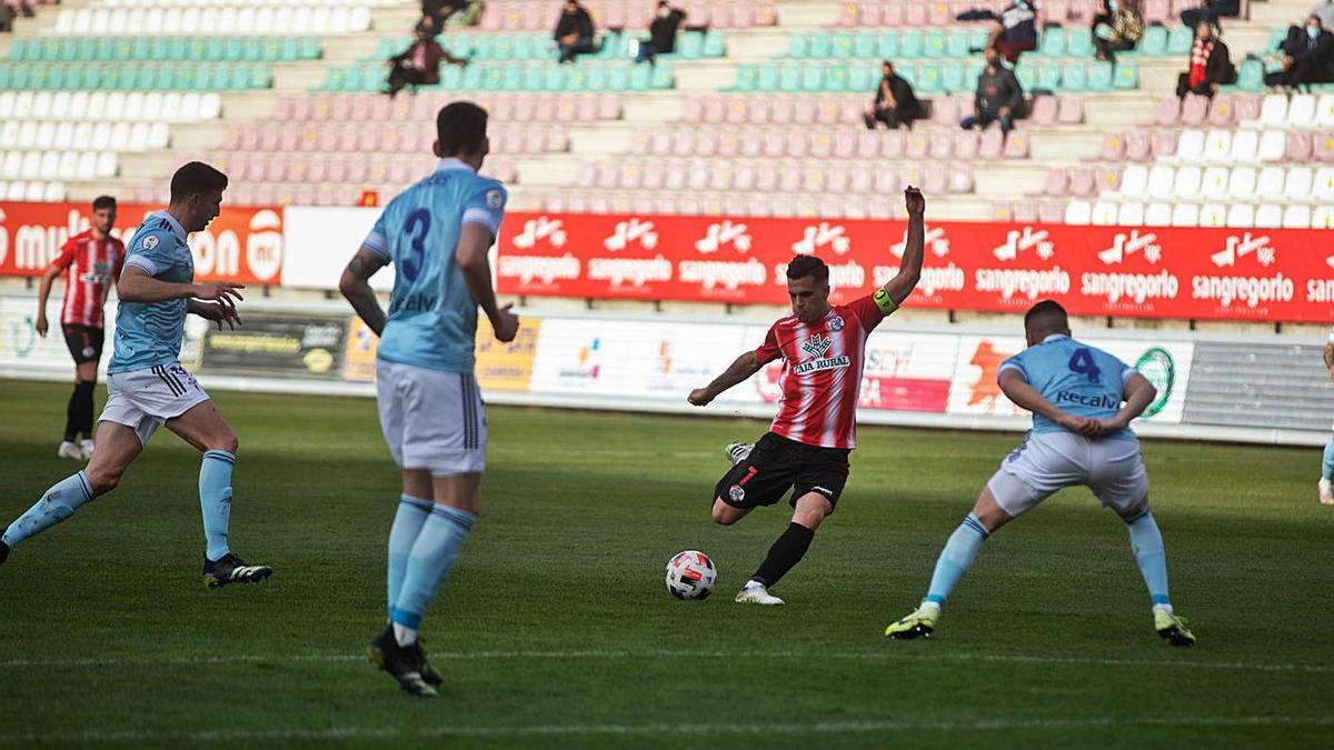 Dani Hernández dispara en el encuentro ante el Celta B del pasado domingo. | Emilio Fraile