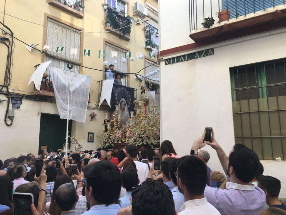 La cofradía del Rocío celebra estos días las vísperas de la solemnidad de Pentecostés y lo ha hecho este sábado con una procesión que ha comenzado a las 18.30 horas desde la casa hermandad