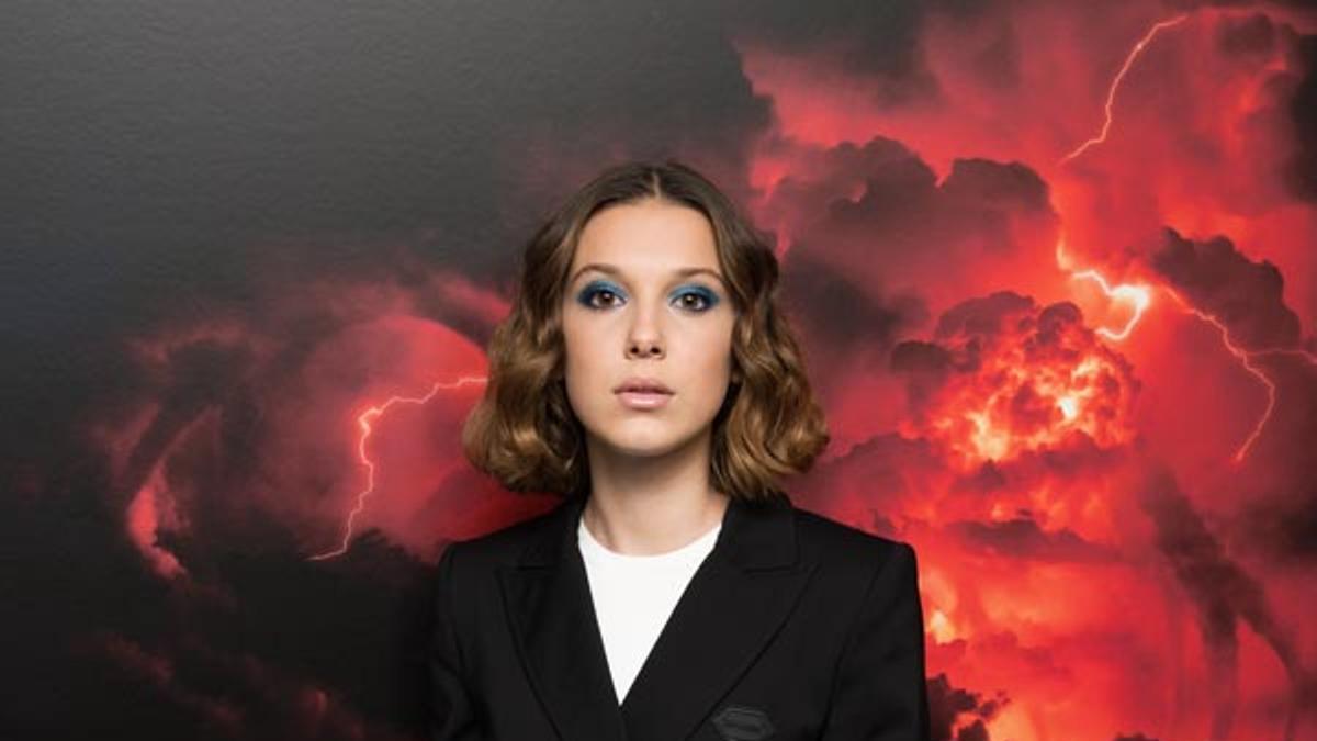 Detalle del look con americana negra de Millie Bobby Brown