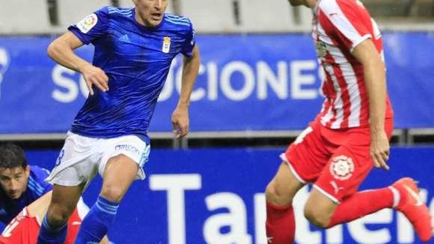 Sangalli, ante el Almería en el Carlos Tartiere.