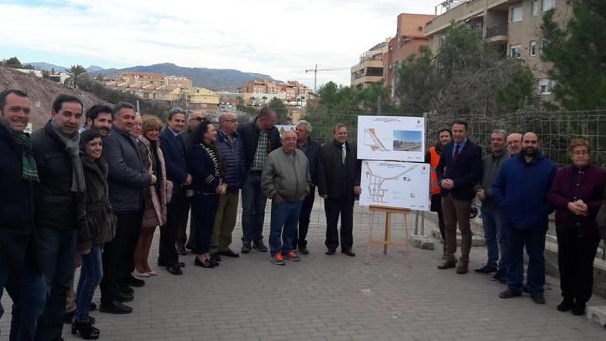 Gil y Valverde, junto a concejales y a vecinos de los barrios de Cristo Rey y La Salud, ayer.