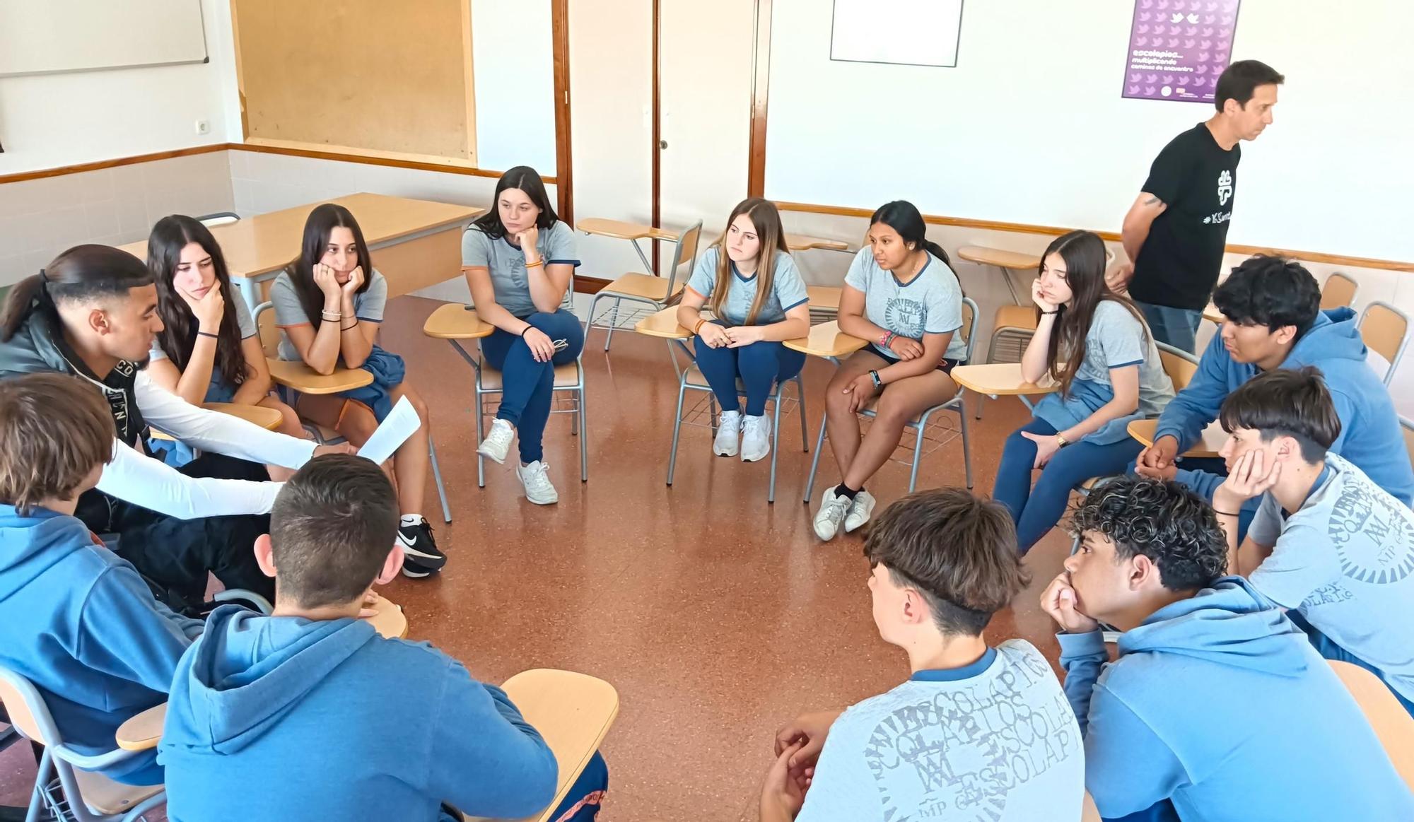 Abdou cuenta su historia el jueves pasado a alumnos de Escolapios en Gandia.