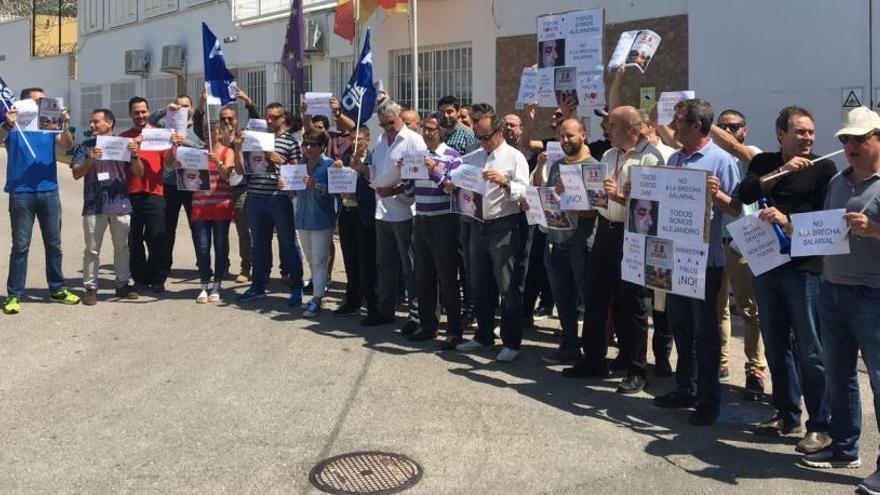 Los funcionarios protestan en la puerta del centro penitenciario