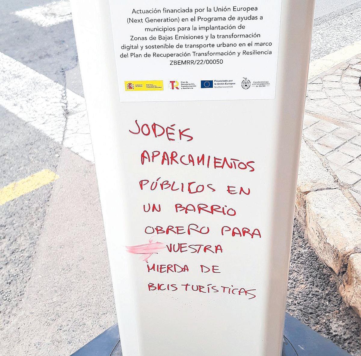 Una de las pintadas que aparecieron en una de las nuevas estaciones de BiciElx y que fue borrada más tarde