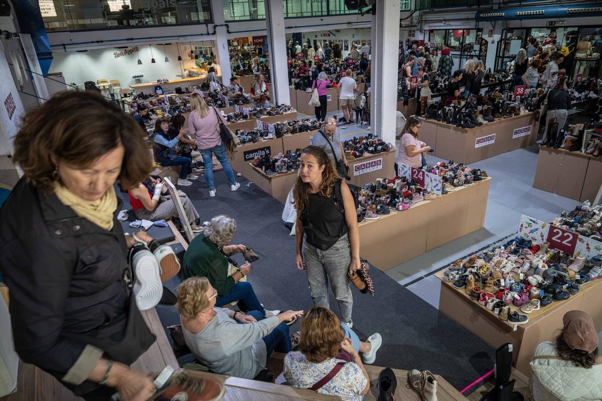 Ambiente en el outlet efímero de la cadena de zapaterías Casas, que ofrece descuentos en marcas como Converse, Aro o Camper, en Barcelona, el 22 de octubre de 2025.