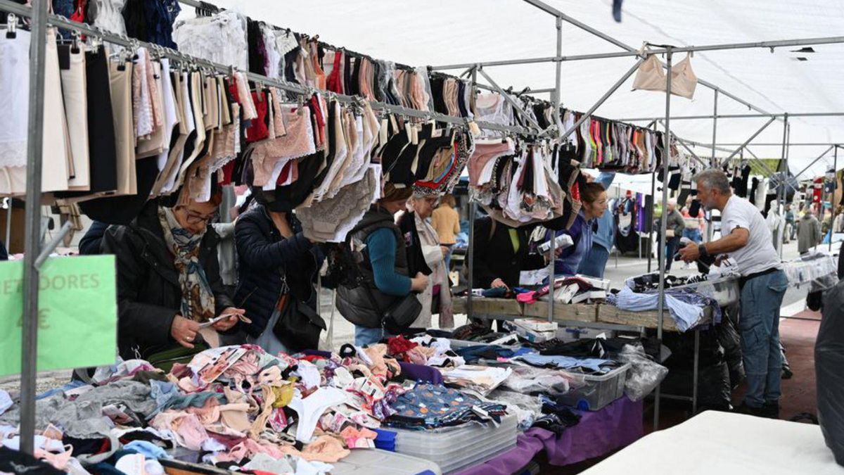 Uno de los puestos del mercadillo de Pontevedra.