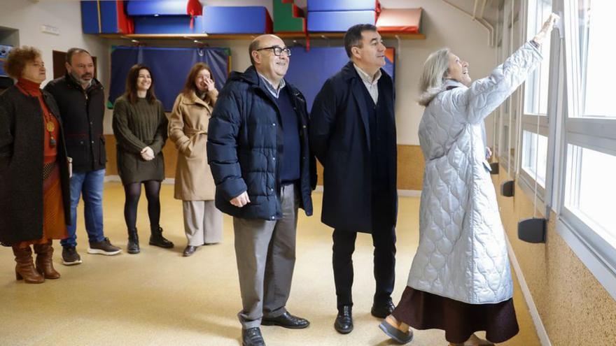 Román Rodríguez, durante la visita al CEIP de Reboreda.