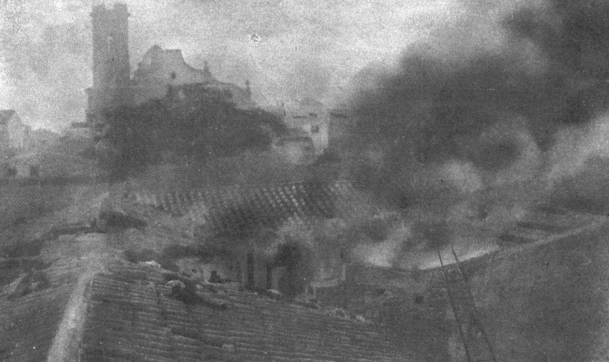 En pocos minutos, el fuego rebajó a cenizas el Cine la Luz. En la imagen se observa el humo del incendio y de fondo la iglesia arciprestal.