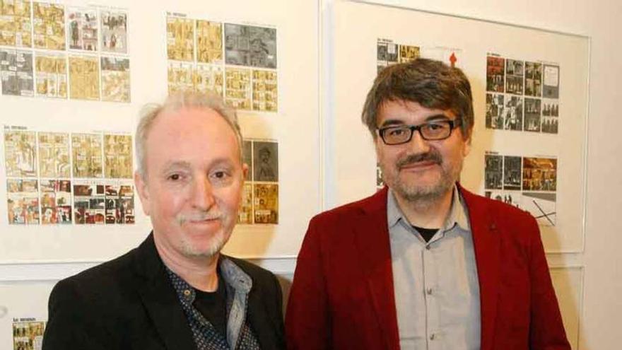 Desde la izquierda, Javier Olivares y Santiago García en la exposición de la Biblioteca Pública.