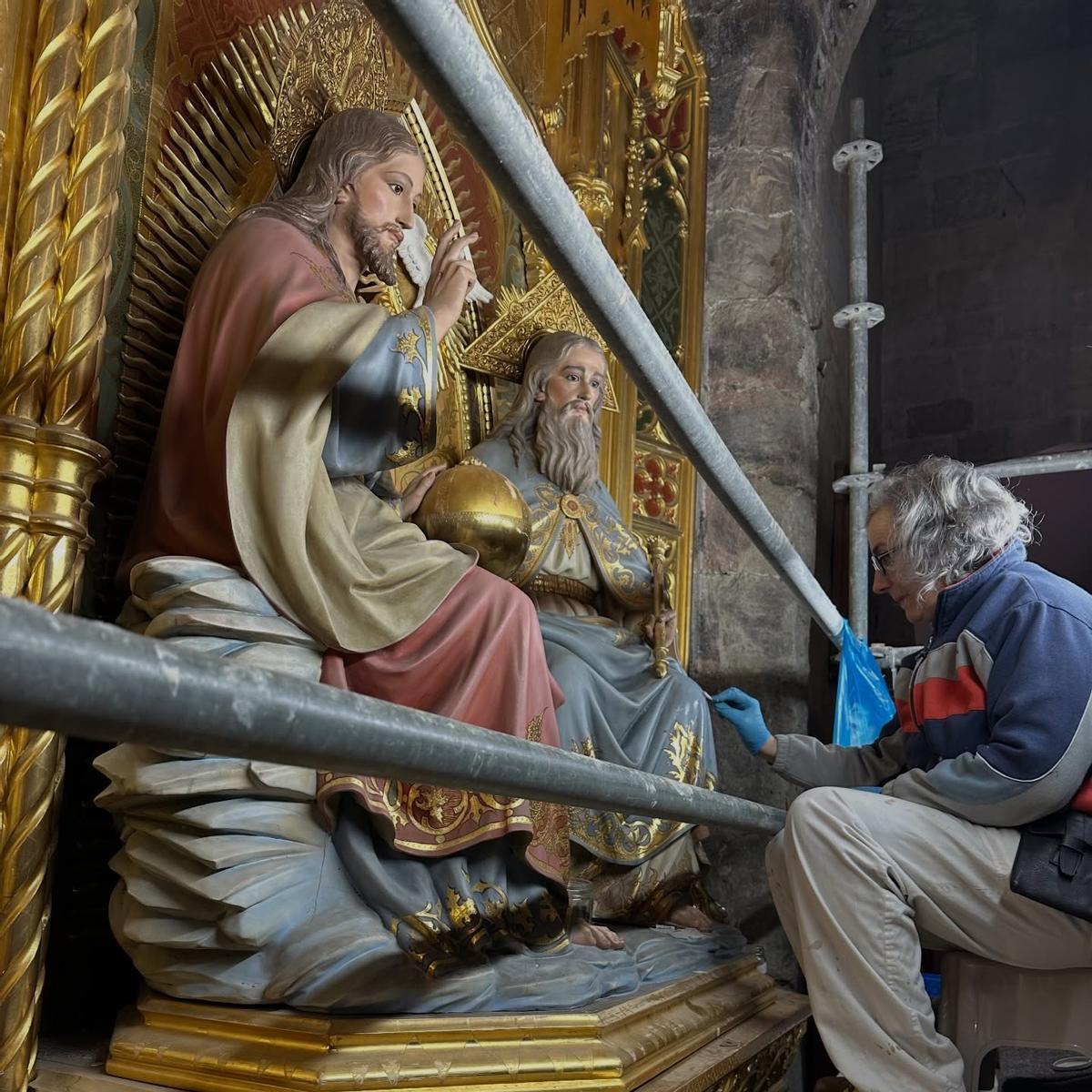 Retablo de la Santísima Trinidad en sus trabajos de restauración.