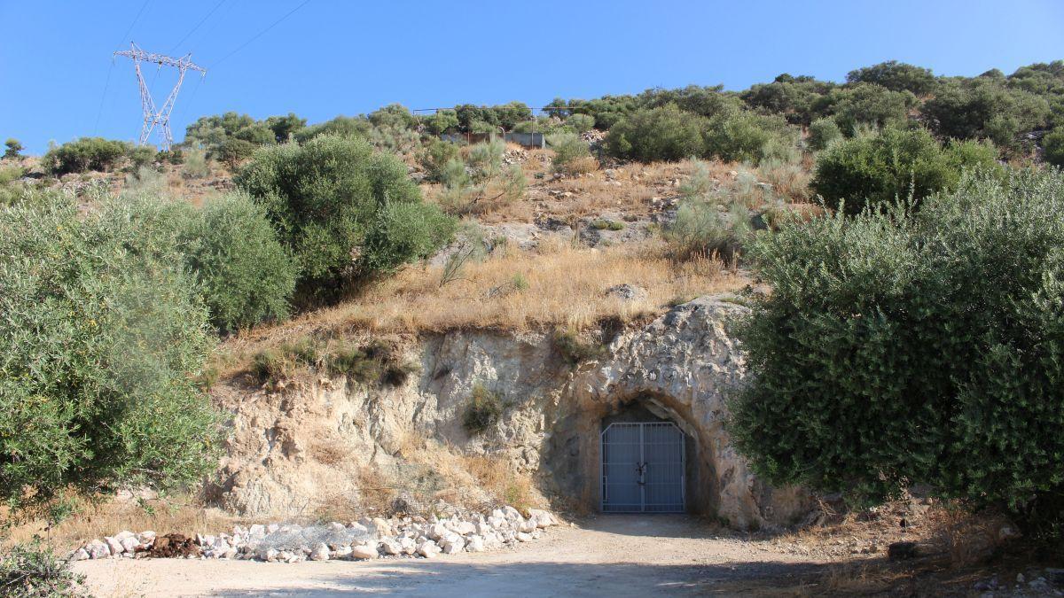 Exterior de la Cueva del Ángel de Lucena.