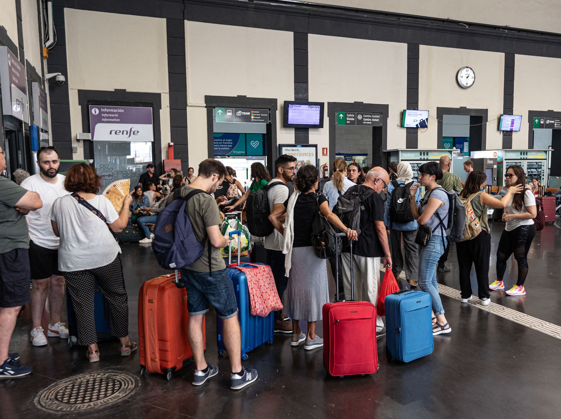 Numerosos viajeros reclaman por la cancelación de los trenes entre la Alicante y Cataluña
