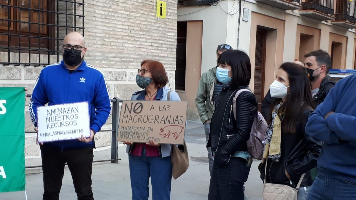 Manifestantes con carteles en contra de la proliferación de granjas porcinas.