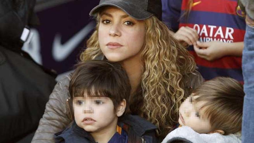 Shakira, junto a sus dos hijos.