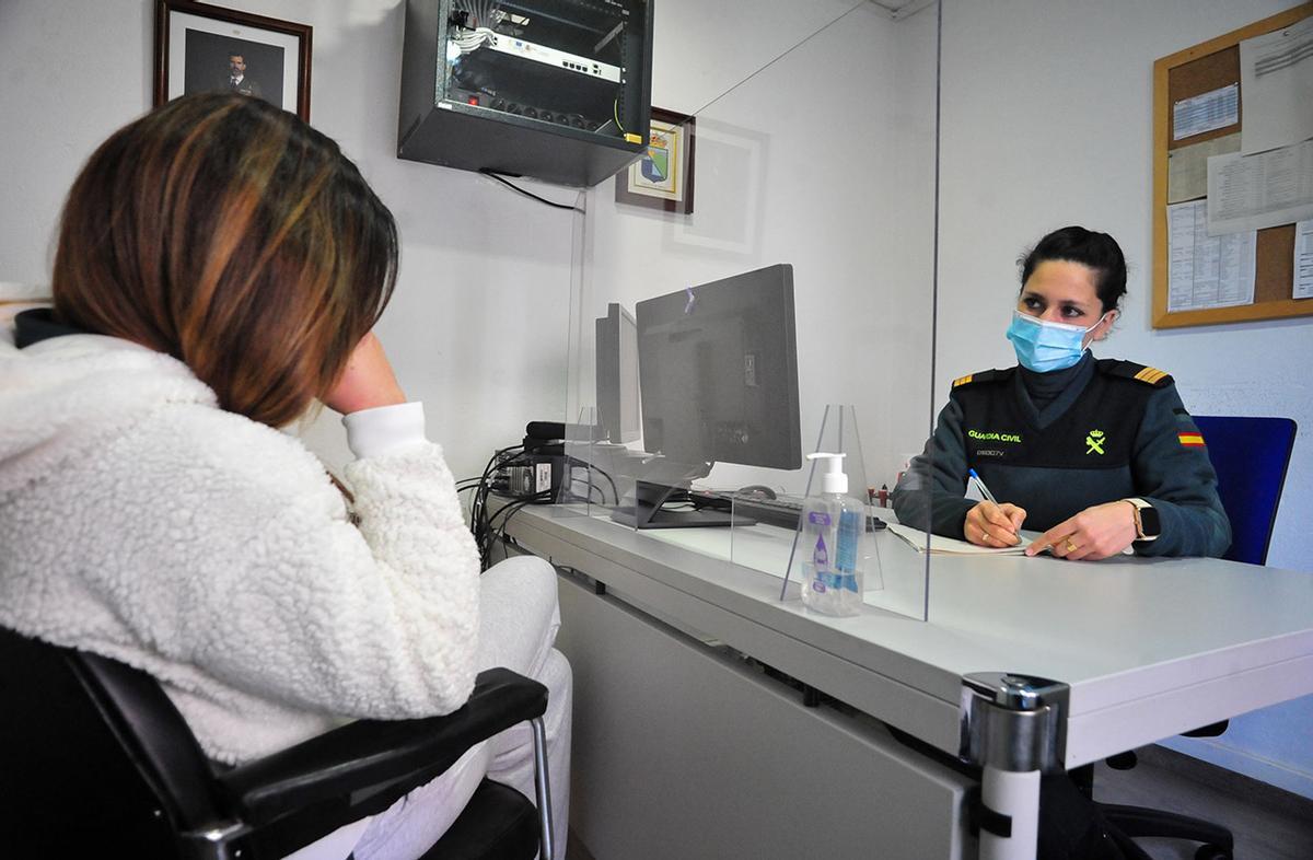 Rut Socorro en su puesto de atención a mujeres en Caldas