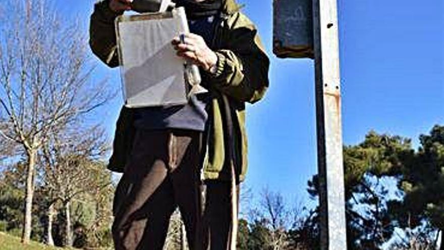 Tomás Castaño mide los datos recogidos por la estación meteorológica.