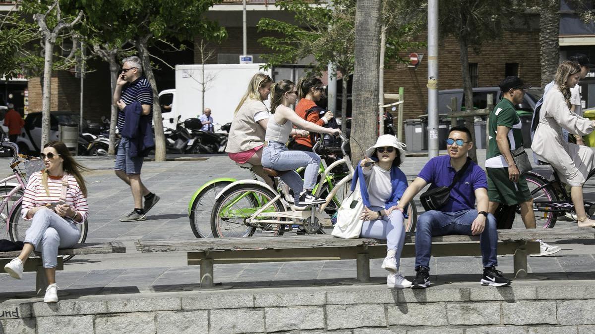 Imagen de turistas en la playa de la Barceloneta.