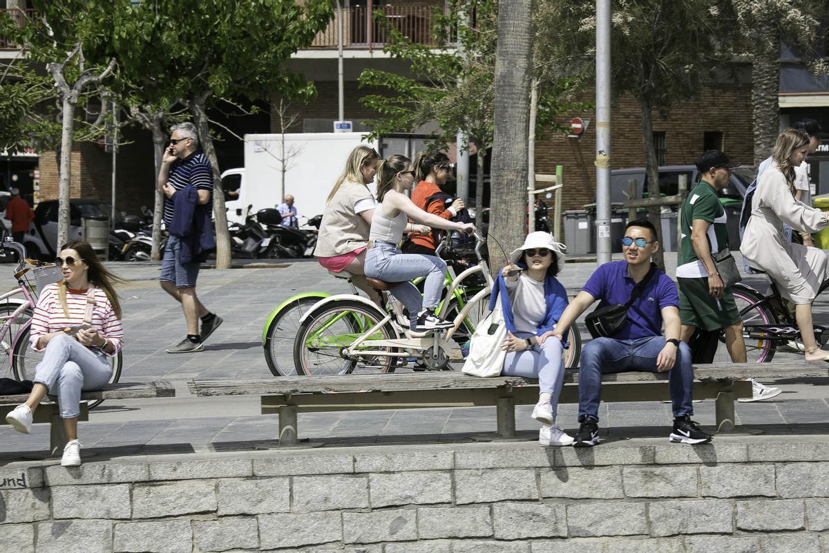 Imagen de turistas en la playa de la Barceloneta.