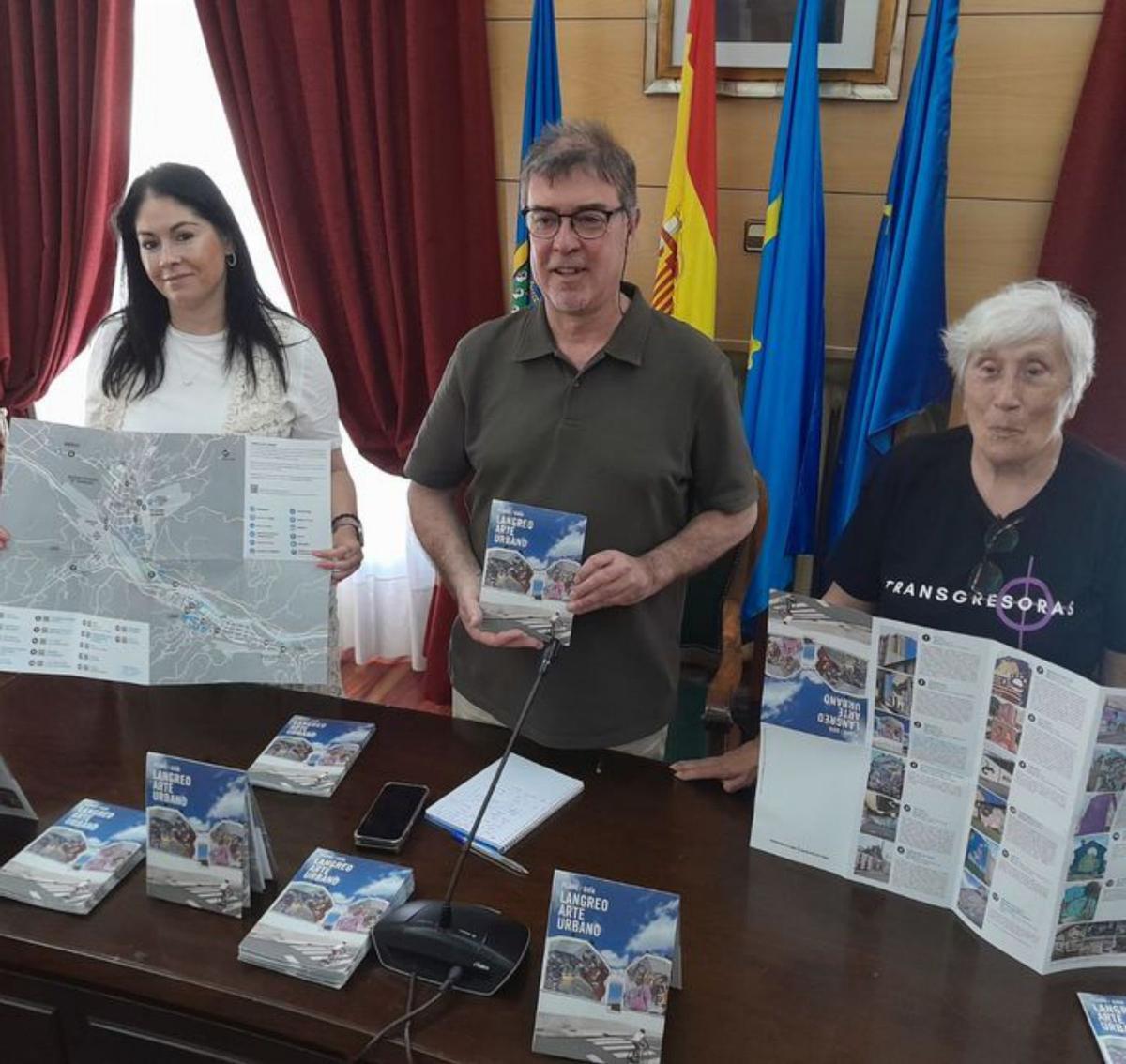 Aida Antuña, José Antonio Cases y Angelita Cueva, con el mapa del arte urbano de Langreo | L. M. D.