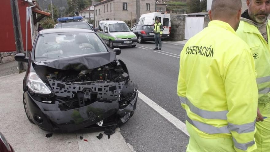 Uno de los coches implicados en el accidente de esta tarde en Cela, Bueu. Santos Álvarez