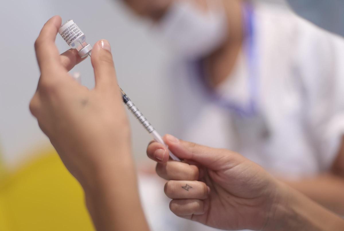 Una sanitaria prepara una dosis de la vacuna de Pfizer-BioNTech.