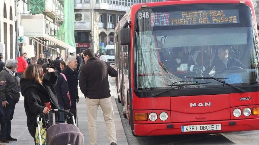 Un bus de la línea 1A, en Puerta Real.