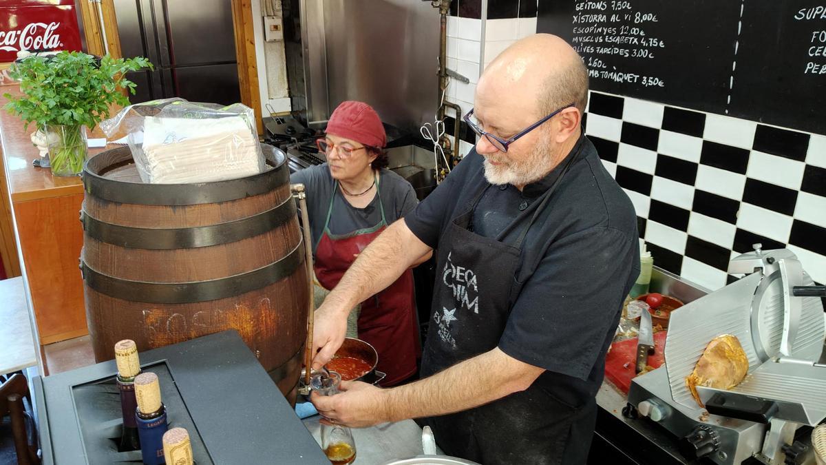 Jordi Vegué rellena una botella de 'vi ranci' en Bodega Podium.