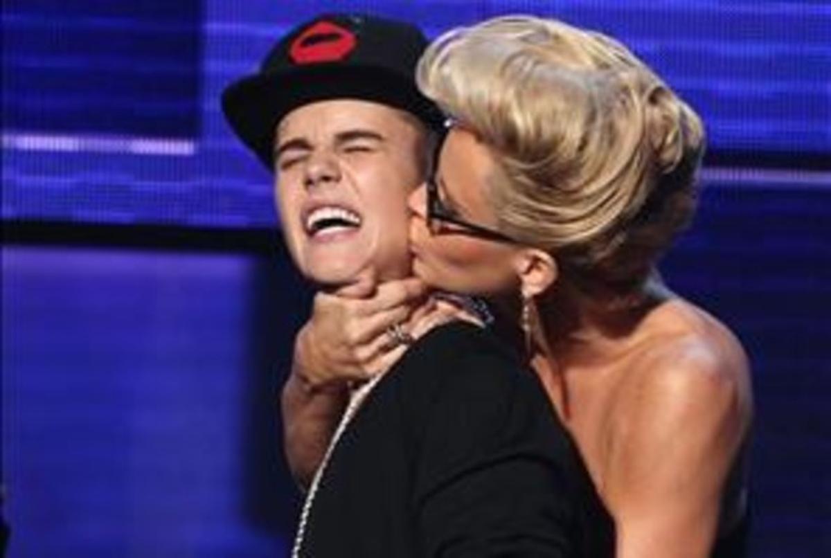 La presentadora de la gala, Jenny McCarthy, fa un petó a Justin Bieber durant l’entrega de premis. La presentadora de la gala, Jenny McCarthy, fa un petó a Justin Bieber durant l’entrega de premis.