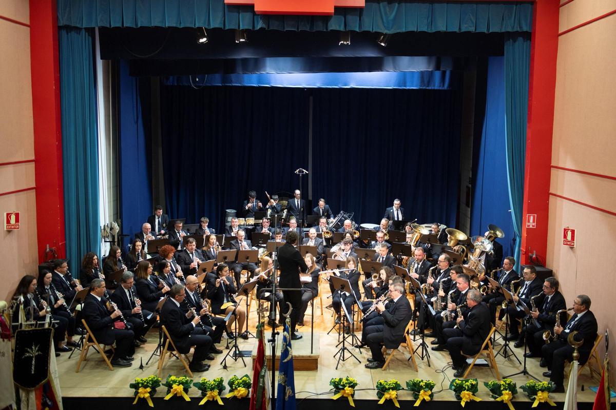 Concierto del Mig Any, a cargo de la Agrupació Artístico Musical «El Trabajo» de Xixona, dirigida por Enrique Montesinos.