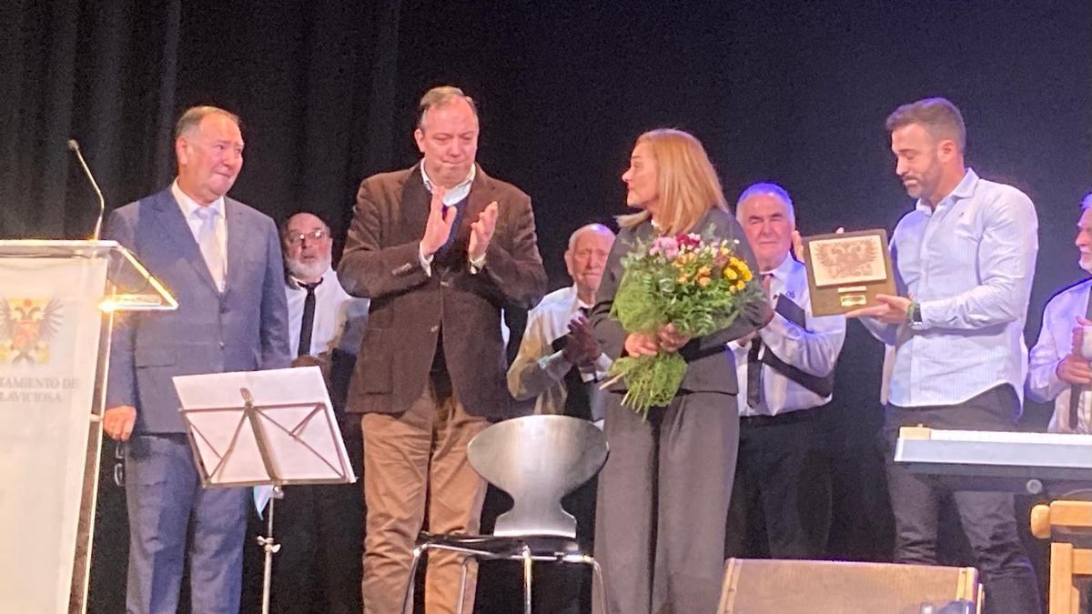 La familia del cantante, con el alcalde y responsables de la organización del acto.