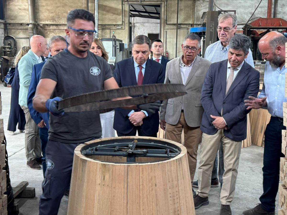 El ministro observa el proceso de fabricación de un tonel.