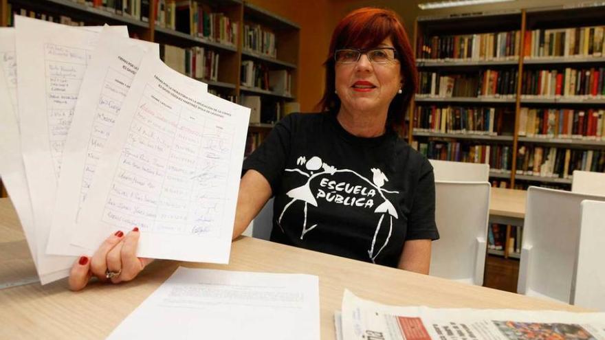 Delia González, con parte de las firmas de profesores recabadas.